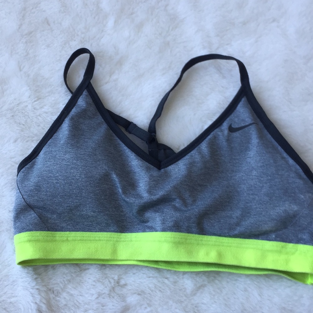 Nike sports bra size medium